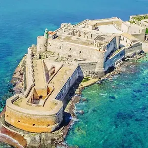 Independent Near Ortigia Island , Syracuse Italia